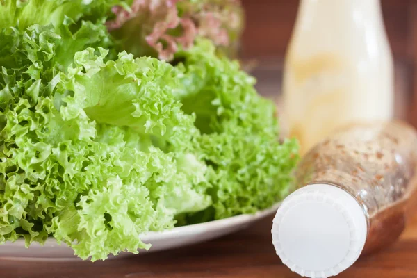 Légumes frais hydroponiques sur table en bois — Photo