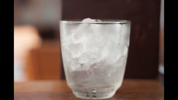Verre de limonade glacée - Timelapse 