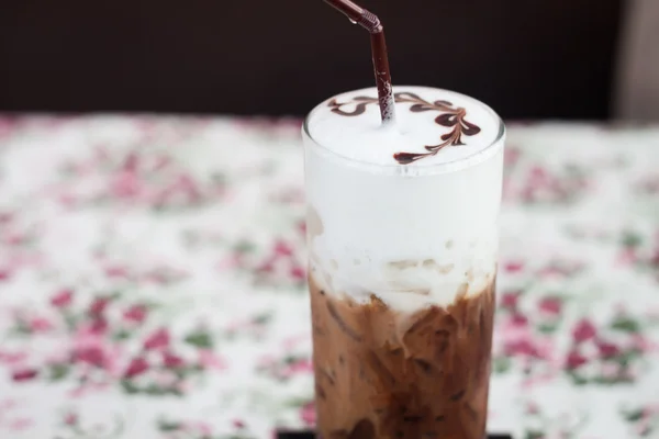 Buzlu kahve süt mikro köpük ile — Stok fotoğraf