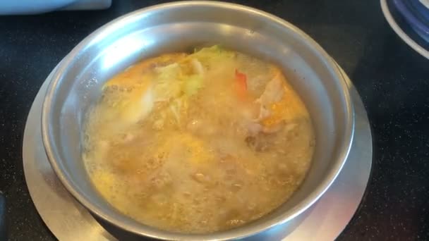Listo para comer sukiyaki con vapor hervido — Vídeos de Stock