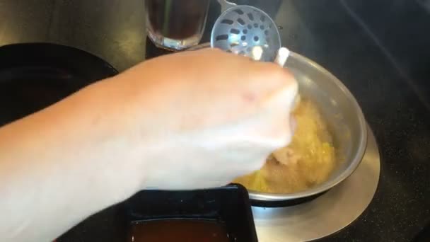 Sukiyaki hebben in kokend kom met stokjes — Stockvideo