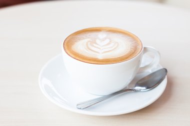 Kahve fincanı ve latte sanat.