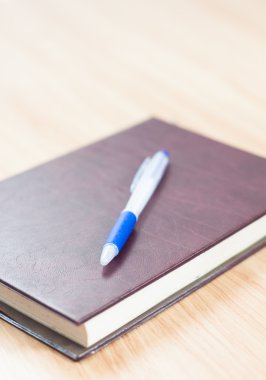 Klasik deri defter kalem ile