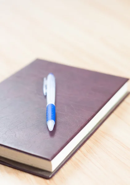 Caderno de couro clássico com caneta — Fotografia de Stock