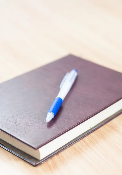 Cuaderno de cuero clásico con pluma —  Fotos de Stock