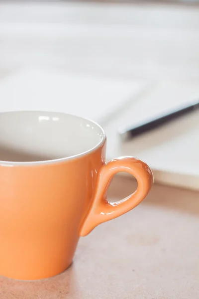 Caneta e caderno espiral com xícara de café — Fotografia de Stock
