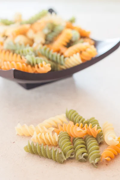 Pasta fusilli cruda su vassoio di legno — Foto Stock