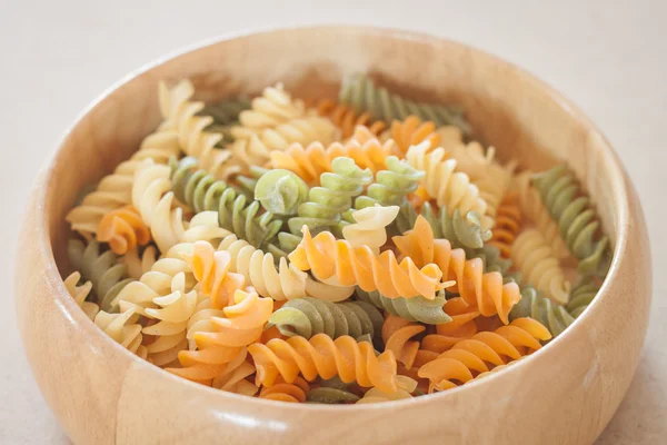 Fusilli crudi su ciotola di legno — Foto Stock