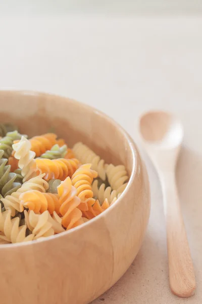 Fusilli crudi su ciotola di legno — Foto Stock