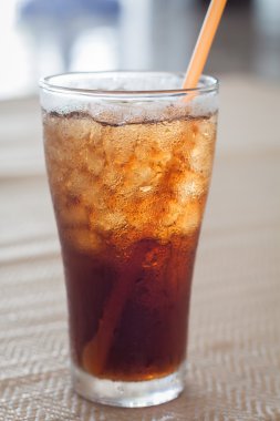 un vaso de coca-cola con hielo