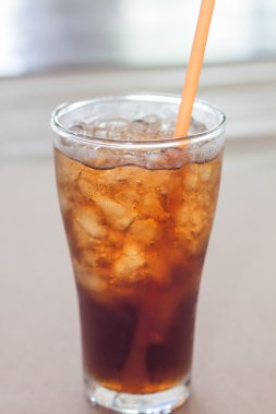 un vaso de coca-cola con hielo