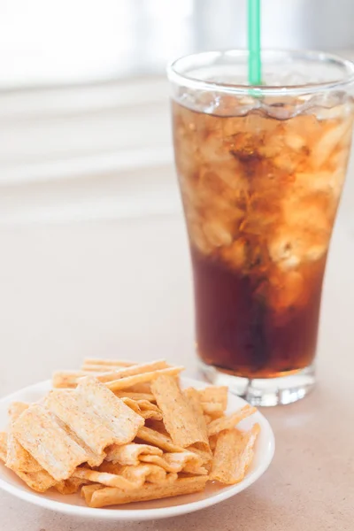 Občerstvení na bílé desce s sklenice Cola — Stock fotografie
