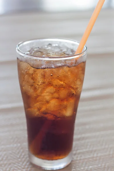 Ett glas cola med is — Stockfoto