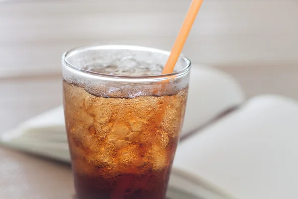 un vaso de coca-cola con hielo