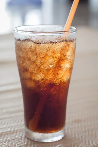 Segelas cola dengan es — Stok Foto