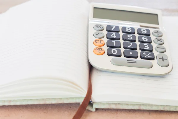 Calculadora en cuaderno en blanco — Foto de Stock