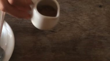 Kahve fincanı ve karıştırma şeker ekleyerek