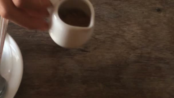 Добавление сахара в чашку кофе и перемешивание — стоковое видео