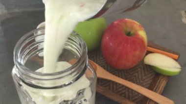 Cam içine ev yapımı elma smoothies Dökme