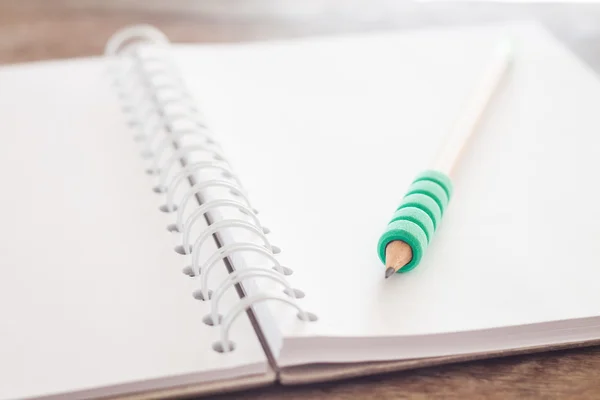 Lápiz en cuaderno abierto en blanco — Foto de Stock