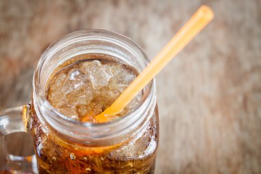 Ahşap masa buza cola bardak