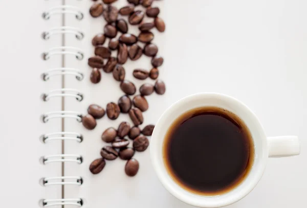 Vista superior da xícara de café expresso fresco no notebook — Fotografia de Stock