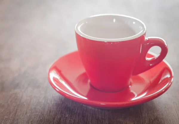 Taza de café rojo en mesa de madera — Foto de Stock