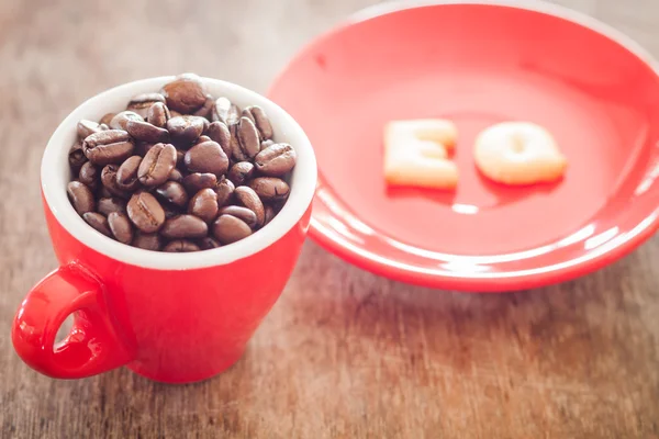 Biscuit alphabet EQ avec tasse à café rouge — Photo