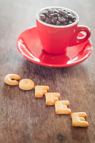 Biscuit alphabet café avec tasse de café rouge — Photo