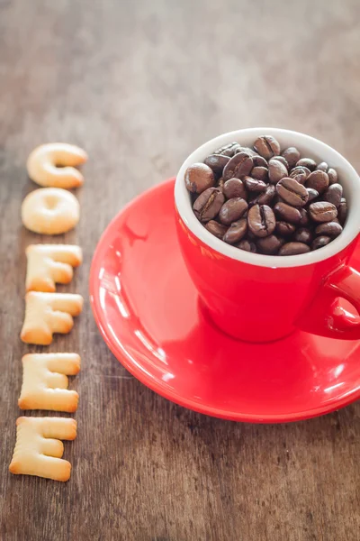 Biscuit alphabet café avec tasse de café rouge — Photo