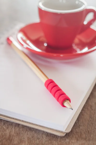 Tazza rossa con notebook aperto — Foto Stock