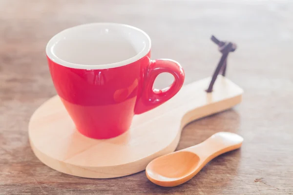 Taza roja con plato de madera — Foto de Stock