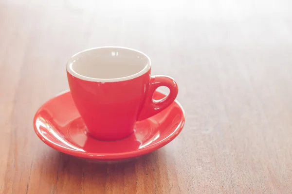 Rote Kaffeetasse auf Holztisch — Stockfoto