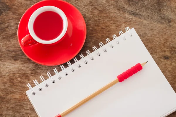 Caneca vermelha com caderno aberto — Fotografia de Stock