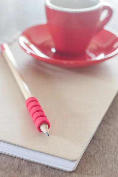 ノートブックを開くと赤いマグカップ — ストック写真