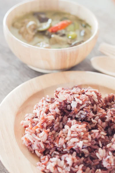 Arroz de baga de vários grãos com curry verde — Fotografia de Stock