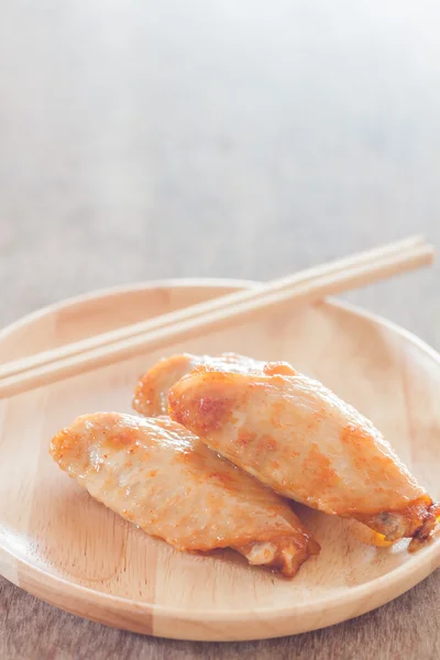 Grilled chicken wings on wooden plate — Stock Photo, Image