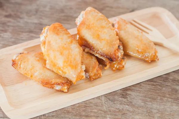 Grilled chicken wings on wooden plate — Stock Photo, Image