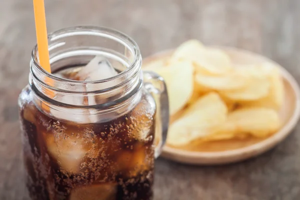 Geeiste Cola mit Kartoffelchips — Stockfoto