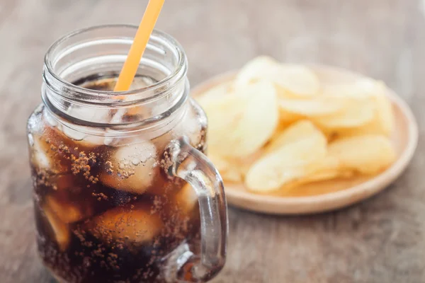 Geeiste Cola mit Kartoffelchips — Stockfoto