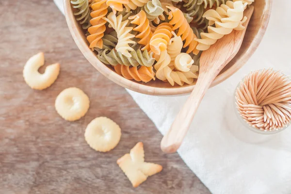 Cuocere il biscotto alfabeto con pasta fusili — Foto Stock