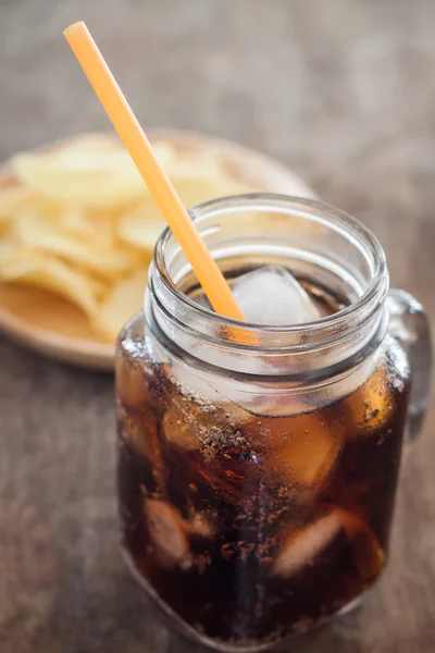 Geeiste Cola mit Kartoffelchips — Stockfoto