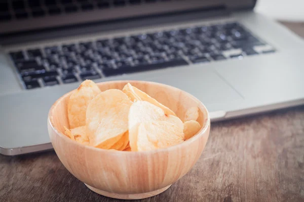 Crispy potato chips on wotk station — Stock Photo, Image