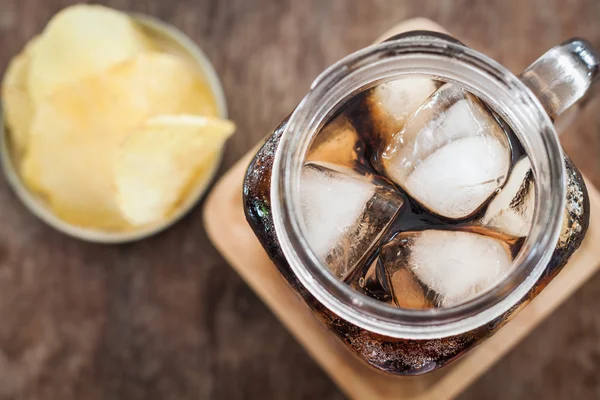 Ledová cola s bramborové lupínky — Stock fotografie