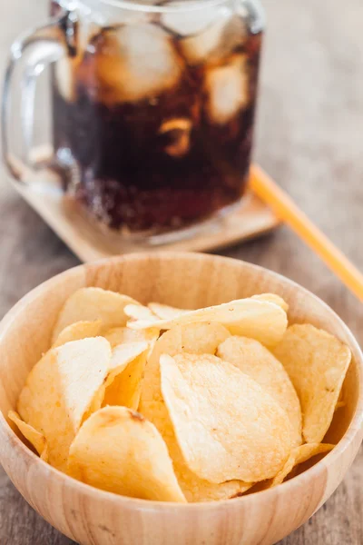Crispy potato chips with iced cola — Stock Photo, Image