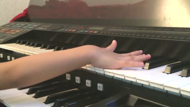 Cute asian boy learning to play electone — Stock Video