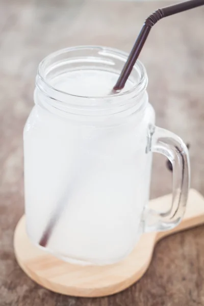 Bicchiere di acqua di cocco fresca — Foto Stock