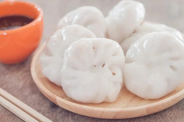 Kinesiska purjolök ångad dessert på träbord — Stockfoto