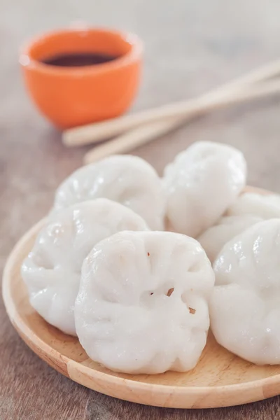 Kinesiska purjolök ångad dessert på träbord — Stockfoto