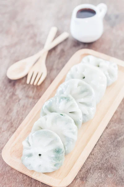 Kinesiska purjolök ångad dessert på träbord — Stockfoto